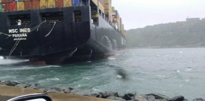 昨天，暴风中，多艘集装箱船崩断缆绳搁