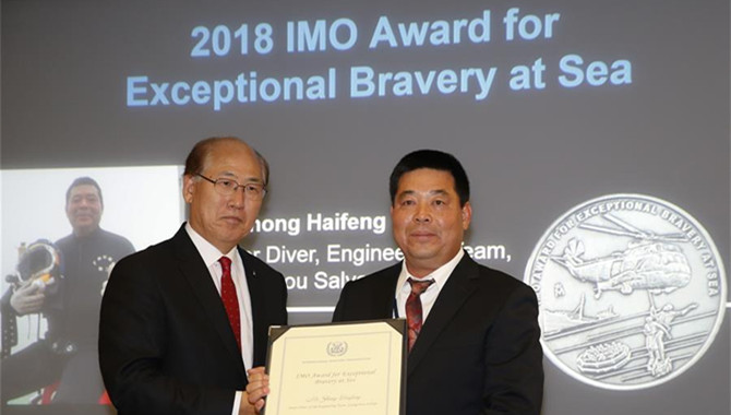 Chinese diver receives IMO Award for Exceptional Br
