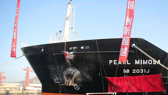 渤船重工举行7999吨成品油/加油船签字交