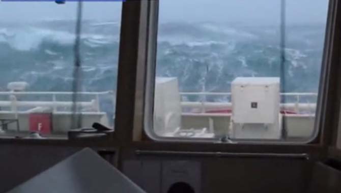 英救援船暴风雨中航行遇巨浪 船长淡定掌