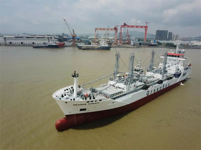 广新海工成功交付冷藏船系列船舶