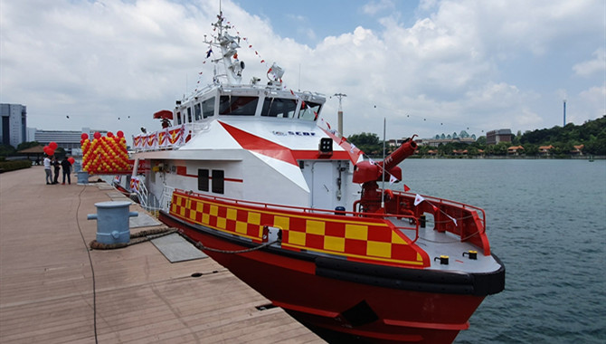 新加坡展现了“世界上最强大的”消防船