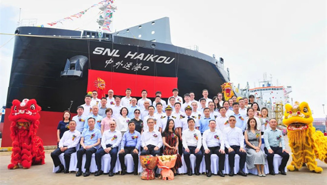 Yangzijiang delivered the first 2400TEU container s