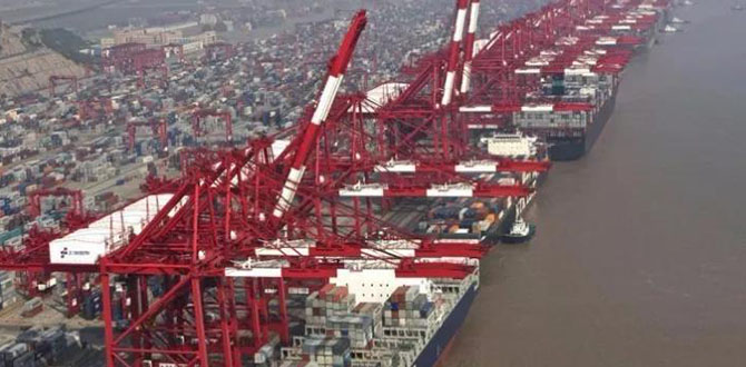 上海洋山港首次实现18000TEU集装箱船“套