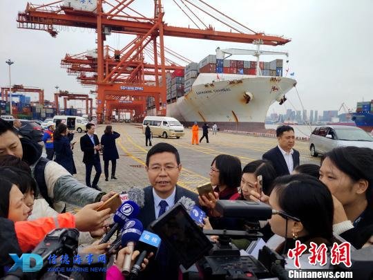 厦门港务控股集团有限公司副总经理,福建丝路海运运营有限公司总经理蔡立群接受记者采访。 杨伏山 摄 厦门港务控股集团有限公司副总经理,福建丝路海运运营有限公司总经理蔡立群接受记者采访。 杨伏山 摄
