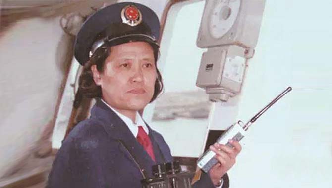新中国第一位女远洋船长孔庆芬