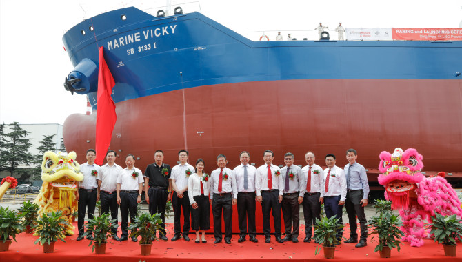 新加坡首艘LNG动力供油船下水，MPA首席执