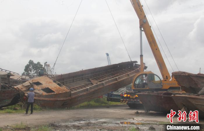 图为“三无”走私船舶拆解现场。钦州海警局供图