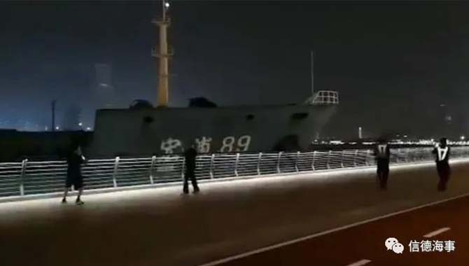 上海：一万吨级货轮操作不当撞上滨江码