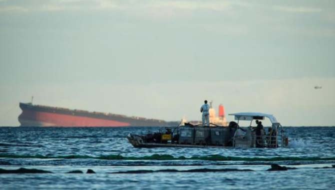 毛里求斯海域漏油涉事船只偏离航线数天