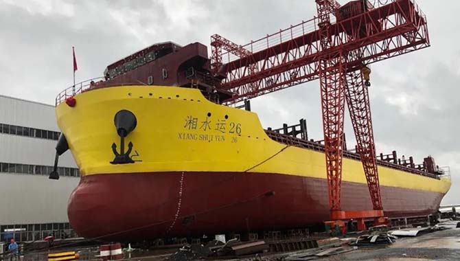 湖南省首艘万吨级新能源集装箱船在洞庭