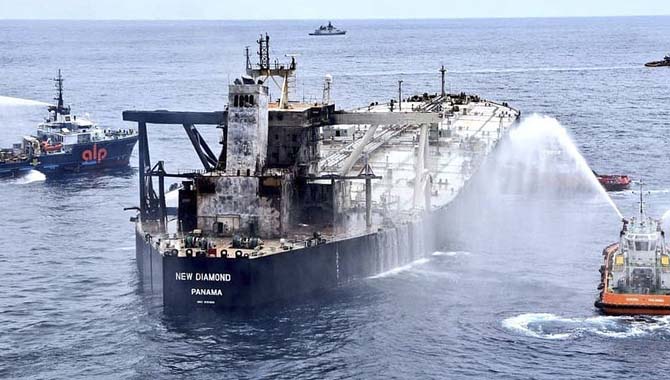载27万吨原油油轮起火 印度洋又遇原油污