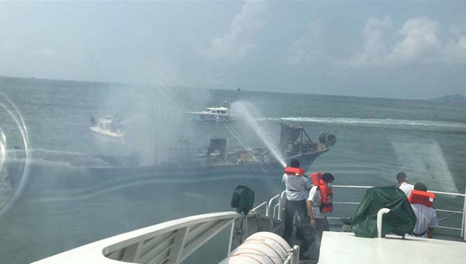 渔船失火4人遇险 珠澳合力成功救助