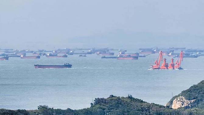 大陆出动大批抽砂船“包围”台湾马祖岛