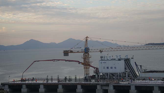 浙江省在建最大矿石码头水工主体结构全