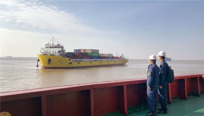 洋山港迎来首艘特定航线双燃料集装箱船