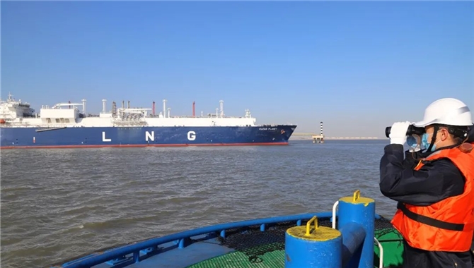 央视新闻：渤海冰清严重 海事部门保航运