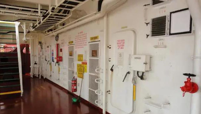 船员生活区舱室端壁的门是否必须为风雨