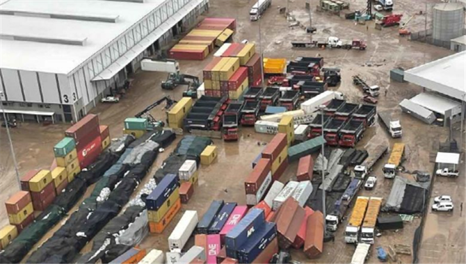 南非德班港遭遇洪水袭击，大量集装箱被