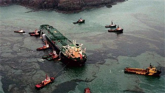 油轮搁浅漏油3600余吨，到底要赔多少钱？