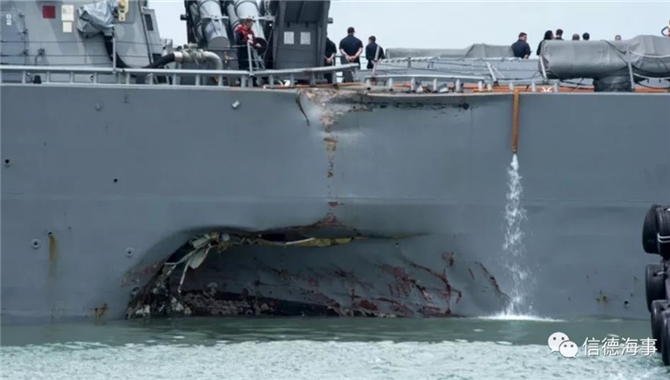 5万吨级油轮撞穿美国军舰致10死，