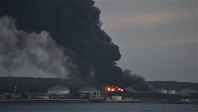 古巴石油码头的火灾已蔓延到第三储油仓