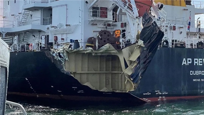 两船碰撞！一干散货船船尾如纸盒般被撕