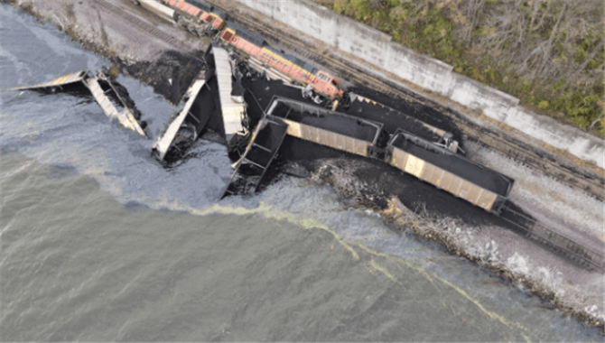 NTSB发布火车与驳船碰撞的事故调查报告