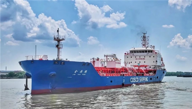 上海中远海运首艘8000吨不锈钢化学品船“