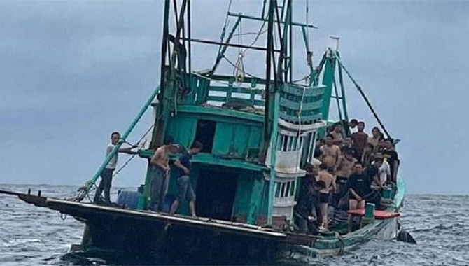 Boat sinks off Cambodia's sea, over 20 Chinese miss