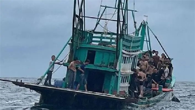 柬埔寨西哈努克港发生沉船事故 23名中国