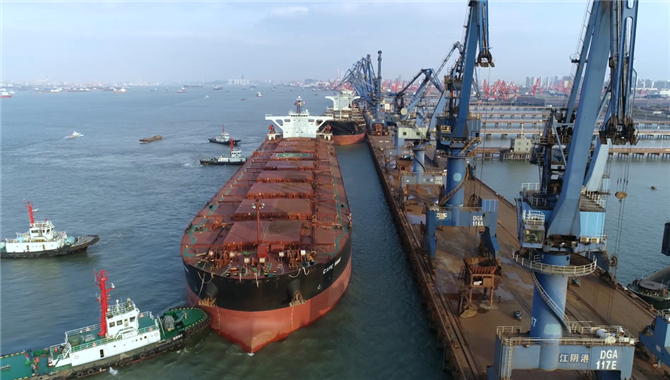 中国钢铁行业首单碳补偿铁矿石在江阴港