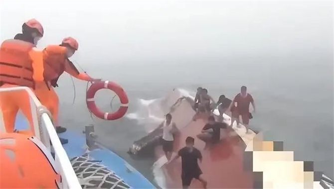 雾航需谨慎！一船只与货船相撞断成两截
