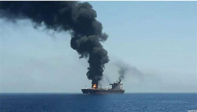 突发！阿曼湾，一艘油轮遭遇袭击