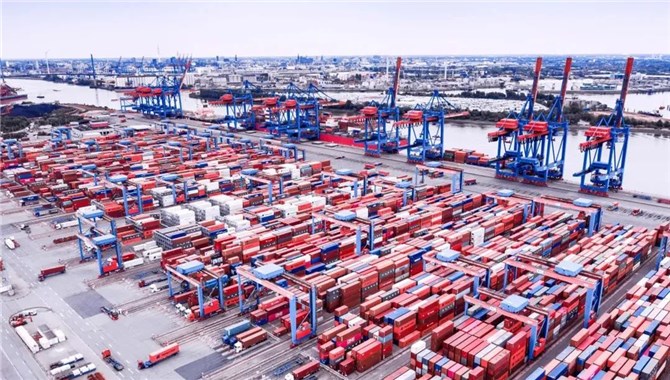 来自于中国的集装箱业务加强了汉堡港的