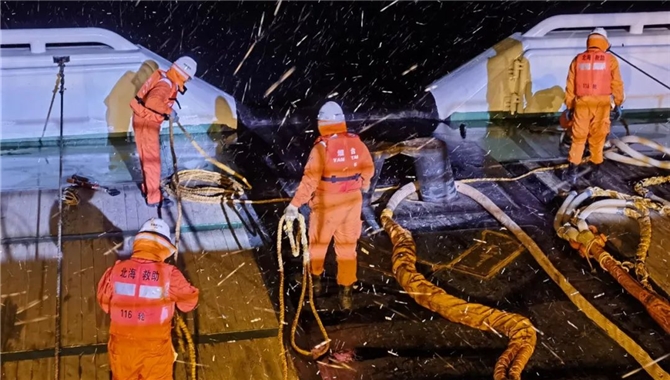 一油船大风浪中失控 “北海救116”轮拖带