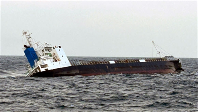 韩国一货轮发生事故有沉没风险，海警前