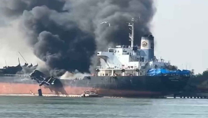 Oil tanker explosion kills at least 3 in central Th