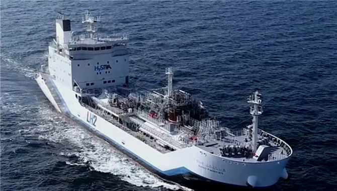 世界上第一艘液氢运输船的首个航次出现