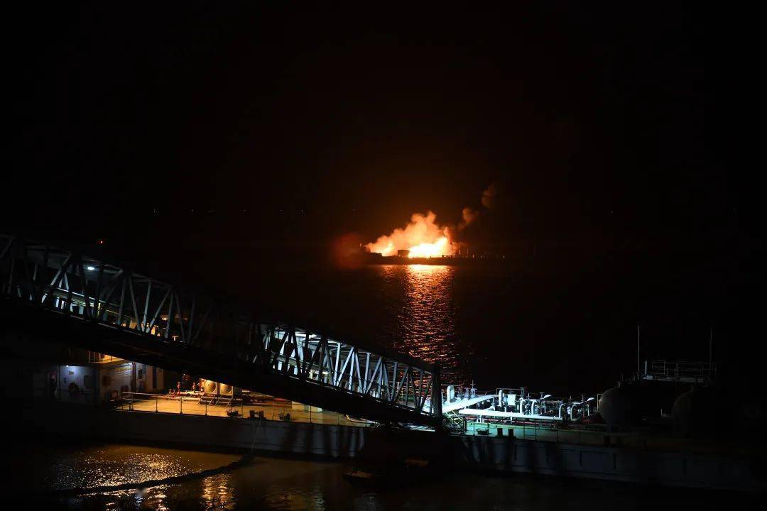 【每日简讯】赣江水域一油船起火，4人失