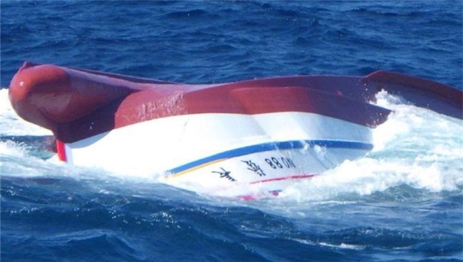 一船只莫名其妙地倾覆， 1人遇难6人失踪