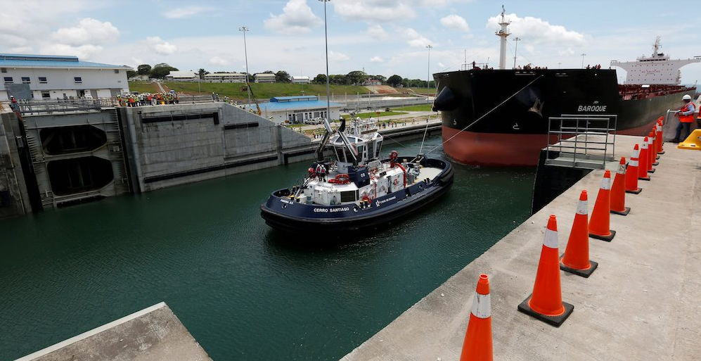 一集装箱船压扁拖船...巴拿马运河过闸引