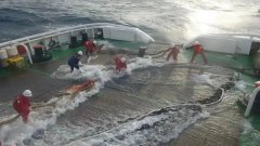 外籍货船远海发生故障遇险 救助船千里奔