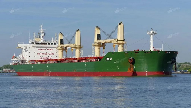 运载20000吨化肥的货船被扣留