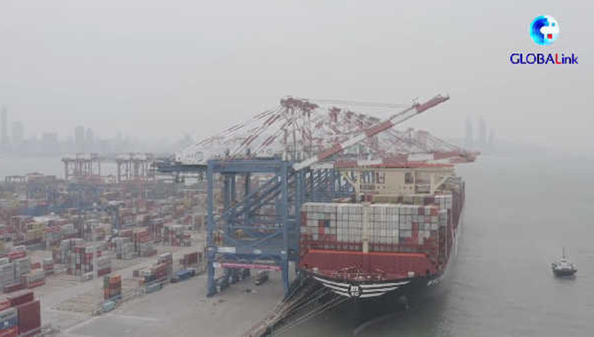 World's largest container ship calls at east China 
