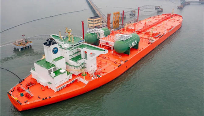 Qingdao port unloads first LNG-powered VLCC