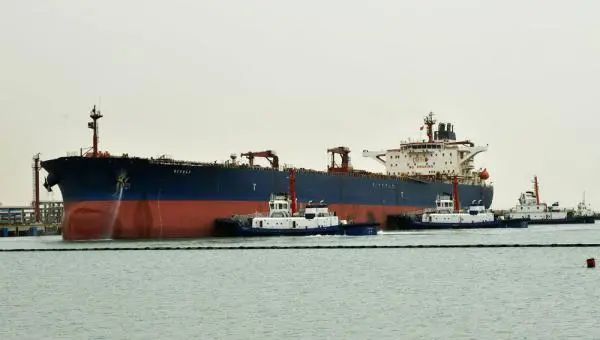 河北黄骅港首次靠泊10万吨级国外油轮 开