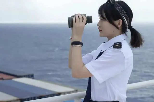 她是武汉船院首位登上远洋轮船的女船员
