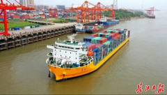 万吨海轮首次入境武汉，汉亚航线第三艘