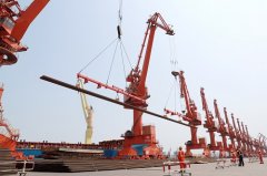 辽港集团首次完成50米钢轨出口作业